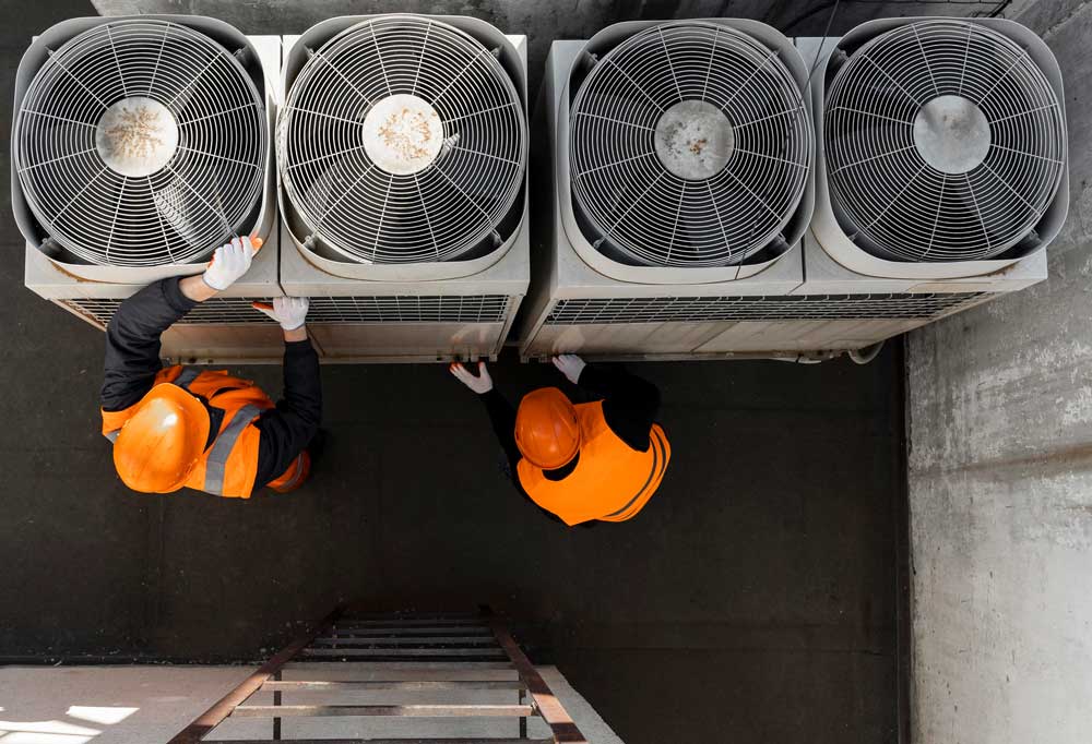 Das Team von Blank Airsolutions bei der Arbeit an Rückkühlern auf dem Dach